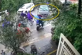 Khoảnh khắc kinh hoàng nữ tài xế lái ô tô tiến lùi loạn xạ, tông nhiều người trên đường