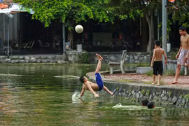 Người dân Hà Nội thích thú "giải nhiệt" mùa hè ở hồ chùa Thầy
