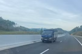 Lái xe ô tô đi ngược chiều trên cao tốc bị phạt 17 triệu đồng