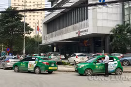 Vận tải taxi "lay lắt" giữa đại dịch COVID-19
