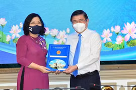 Chủ tịch UBND TP. HCM bổ nhiệm cùng lúc 61 lãnh đạo của 16 quận