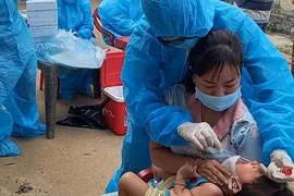 Xúc động hình ảnh các tình nguyện viên trên mặt trận chống dịch