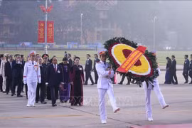 Đại biểu dự Đại hội XIII của Đảng vào Lăng viếng Chủ tịch Hồ Chí Minh