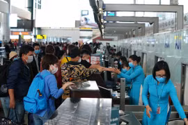 Hàng loạt hãng hàng không mở bán vé vượt quá slot được xác nhận