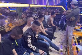 Bắt giữ 30 thanh niên thuê quán karaoke mở tiệc ma túy