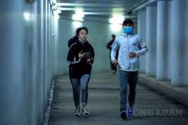 Người dân Hà Nội chui xuống "lòng đất" để tập thể dục trong những ngày rét đậm