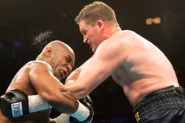 Quá bực tức vì thua trận, Mike Tyson cắn bầu ngực đối thủ