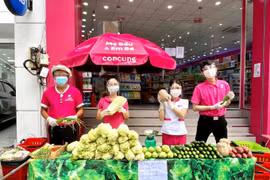 TP. HCM: Con Cưng, Guardian, Pharmacity rủ nhau... bán rau đồng giá