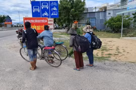 Lao đao vì Covid-19, 4 mẹ con đạp xe từ Đồng Nai về quê ở Nghệ An