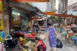 Hà Nội: Mặt hàng rau xanh nào đang biến động giá mạnh trong ngày đầu hạn chế đi lại?