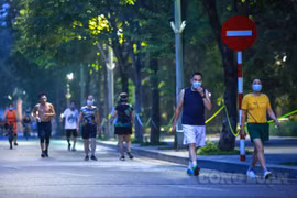 Hà Nội: Hàng trăm người dân vẫn đi tập thể dục từ 4h sáng sau lệnh "siết chặt" phòng dịch