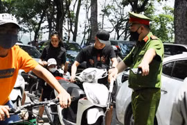 Quận Hoàn Kiếm xử phạt gần 40 trường hợp không đeo khẩu trang nơi công cộng
