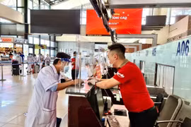 Vietjet vận chuyển hàng nghìn y bác sĩ, hàng triệu liều vaccine phòng dịch