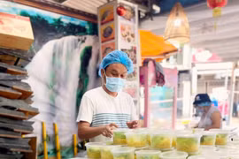 NSƯT Hữu Quốc nỗ lực nấu ăn cùng bếp "Chia sẻ yêu thương" dù gia đình có nhiều người mắc Covid-19