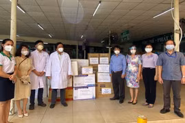 Hội Nhà báo TP.HCM tiếp tục chia sẻ khó khăn với đội ngũ y, bác sỹ