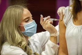 Nhiều công ty lớn tại Mỹ yêu cầu nhân viên tiêm chủng trước khi trở lại làm việc