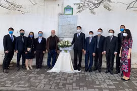 Đặt hoa tưởng niệm các nhà báo Algeria hy sinh tại Việt Nam