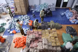 Phá vỡ “liên minh” kho hàng nhập lậu khủng, không rõ nguồn gốc tại Hà Nội và Hưng Yên