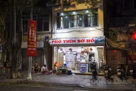 Hà Nội: Hàng quán hối hả lau dọn ngay trong đêm chuẩn bị đón khách trở lại
