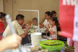 Hà Nội: Bún phở ăn sáng đông nghịt khách trong ngày đầu tiên hàng quán mở cửa trở lại