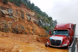Sạt lở đất khiến cao tốc Đà Nẵng - Quảng Ngãi tê liệt