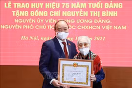 Nguyên Phó Chủ tịch nước Nguyễn Thị Bình nhận Huy hiệu 75 năm tuổi Đảng
