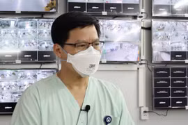 Áp lực cứu bệnh nhân COVID-19 nặng rất lớn, nhiều bác sĩ bệnh viện Việt Đức đã bật khóc