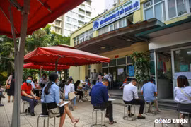 Người dân xếp hàng từ 5h sáng đến chiều chờ đợi lấy xác nhận giấy tờ về đất đai
