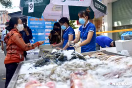 TP. HCM: Người dân "vùng xanh" háo hức đi chợ lưu động