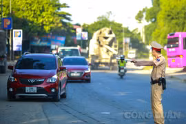 Hà Nội: Người đàn ông đấm cán bộ chốt kiểm dịch