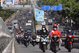 Gần 1 triệu lượt người ra đường/ngày, công sức chống dịch của TP. HCM có "đổ sông đổ biển"?