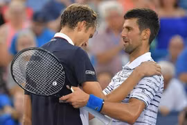 Tay vợt Danill Medvedev đe dọa vị trí số 1 của Djokovic