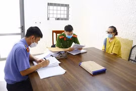 Khởi tố người phụ nữ U60 cho vay nặng lãi, tra tấn con nợ