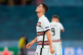 Siêu sao Ronaldo hạ giá chỉ còn 25 triệu Bảng