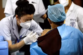 Chiến dịch tiêm phòng của Ấn Độ gặp khó khăn ngay ngày đầu triển khai