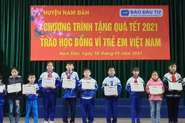 Báo Đầu tư trao quà Tết cho trẻ em có hoàn cảnh khó khăn tại Nghệ An