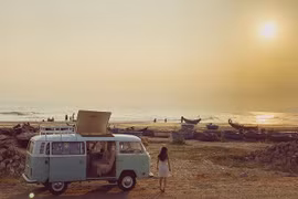 Xe cổ Volkswagen Kombi được độ thành 'nhà di động' ở Việt Nam