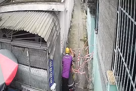 Clip người đàn ông tháo dây phong tỏa để đi lại gây bức xúc