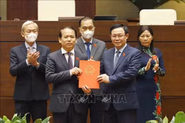 Chủ tịch Quốc hội Vương Đình Huệ trao Nghị quyết về công tác cán bộ