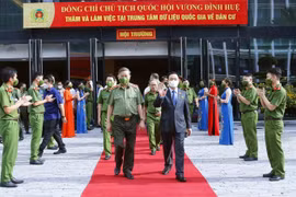 Chủ tịch Quốc hội Vương Đình Huệ tham quan Trung tâm Dữ liệu quốc gia về dân cư