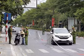 Bị lập biên bản, người phụ nữ cầm dao dọa đâm chết lực lượng chống dịch