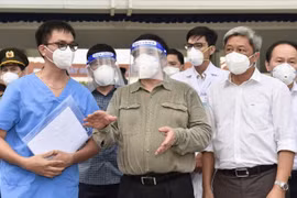 Thủ tướng cảm ơn 3 bác sĩ dương tính với COVID-19 vẫn tình nguyện chăm sóc các F0 khác