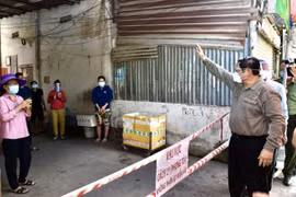 Thủ tướng Phạm Minh Chính: Bà con yên tâm, chịu khó "ai ở đâu ở yên đấy"