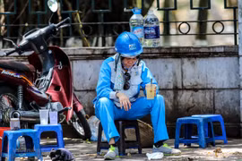 Giữ chân người lao động ở thành phố, tiền chưa phải là tất cả