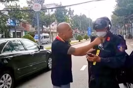 "Thông chốt" kiểm dịch Covid-19 bất thành, người đàn ông dọa sát hại cảnh sát