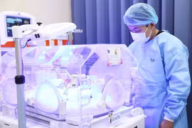 Trẻ sinh cực non được cứu sống nhờ can thiệp phác đồ “giờ vàng”