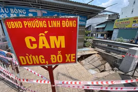 Xuất hiện hố 'tử thần' trên vỉa hè ở TP. Thủ Đức