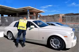 Rolls-Royce Phantom bị tịch thu vì nội thất bọc da cá sấu
