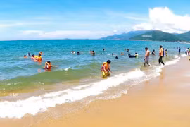 Bình Định: Tạm dừng bán tại chỗ quán ăn vỉa hè, hạn chế tắm biển