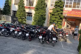 Tiền Giang: Nhóm quái xế bỏ chạy tán loạn, phi xuống kênh khi bị CSGT truy đuổi
